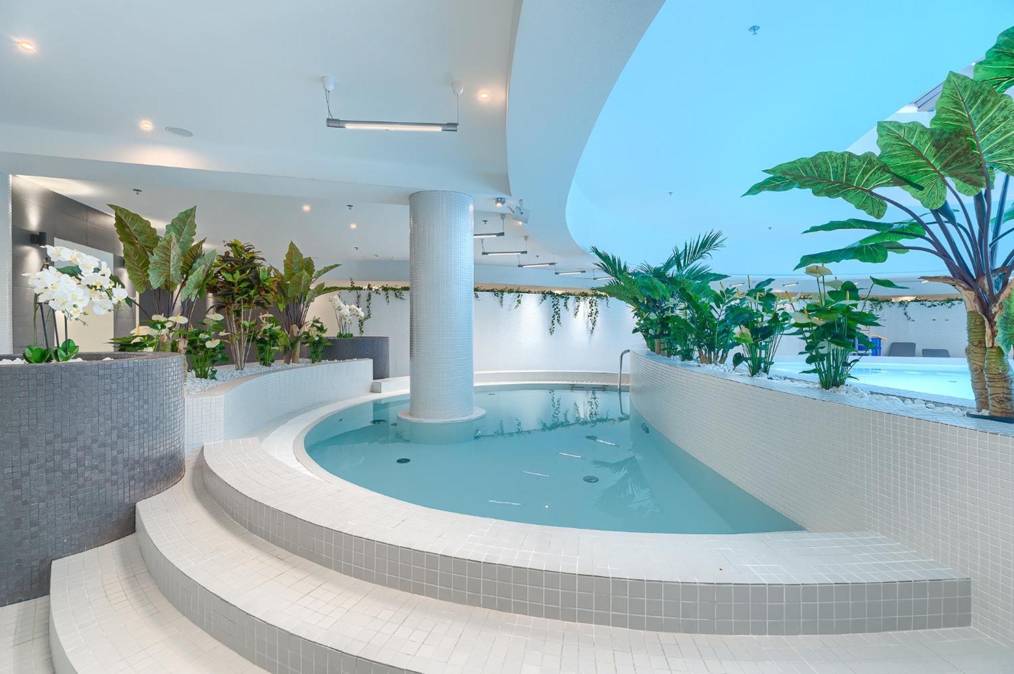 Apartment Margi Velvet 13th Floor Led Ceiling Bath Pool *